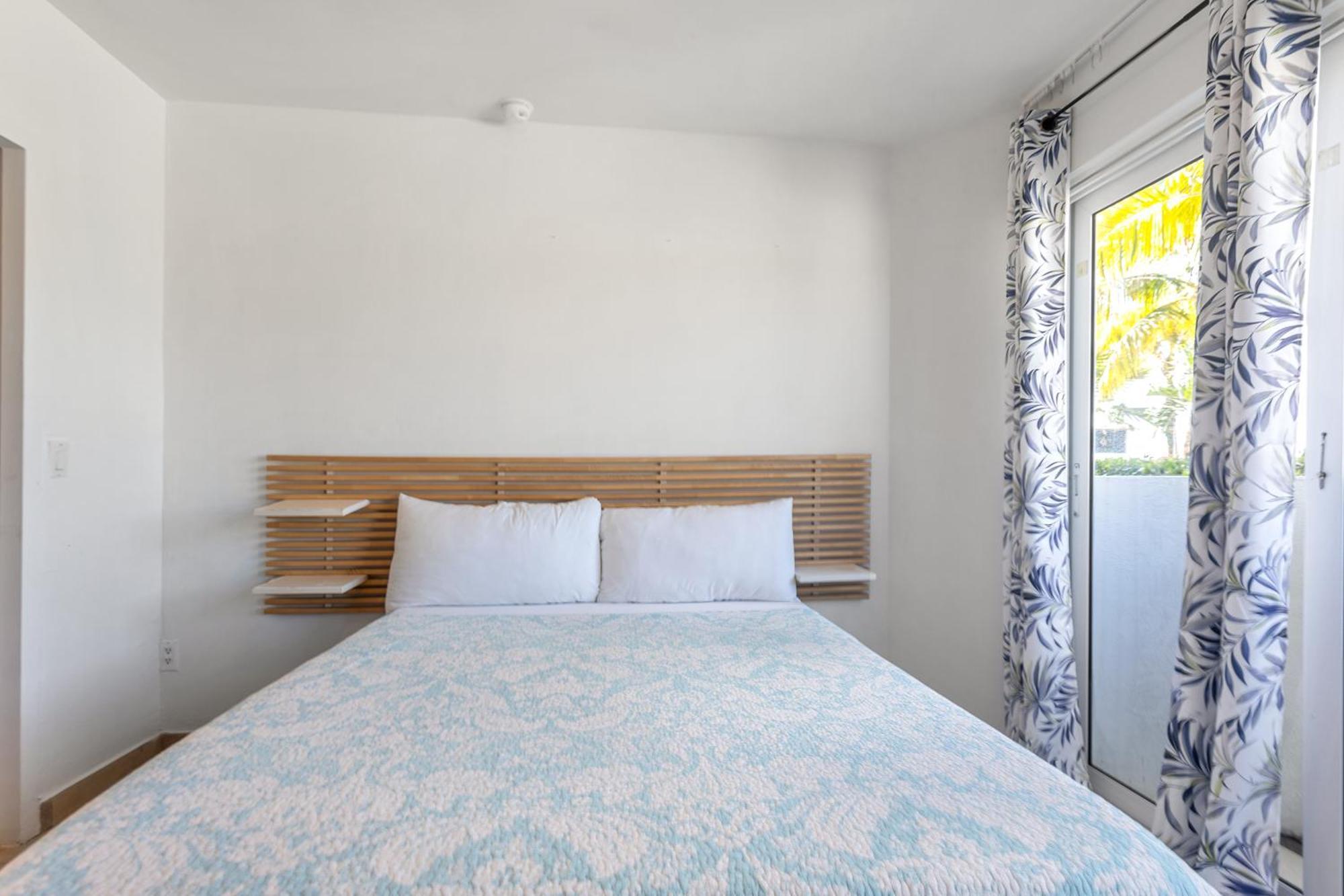 Maho Beach House - Petite Studio - Beach Access Екстериор снимка