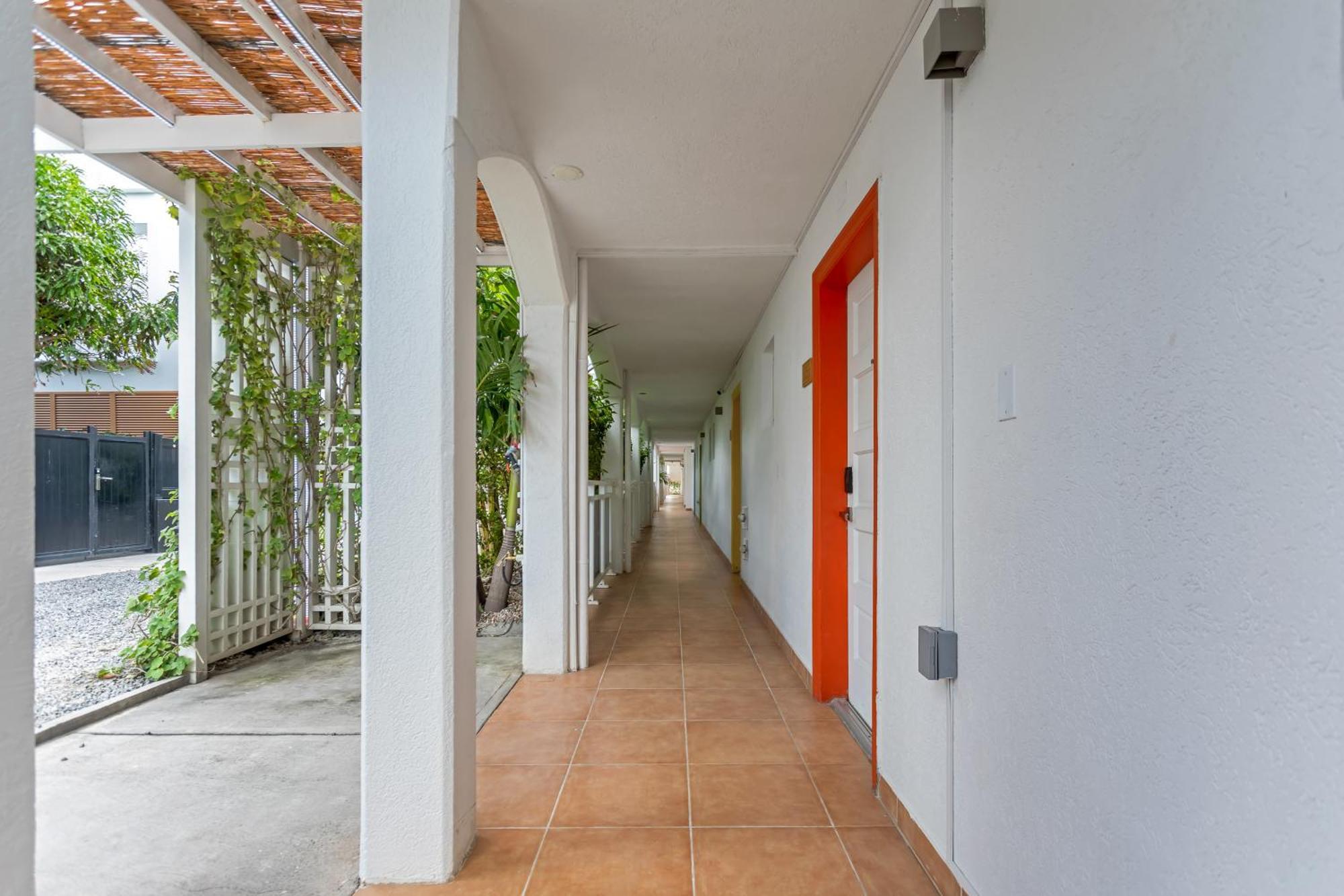 Maho Beach House - Petite Studio - Beach Access Екстериор снимка