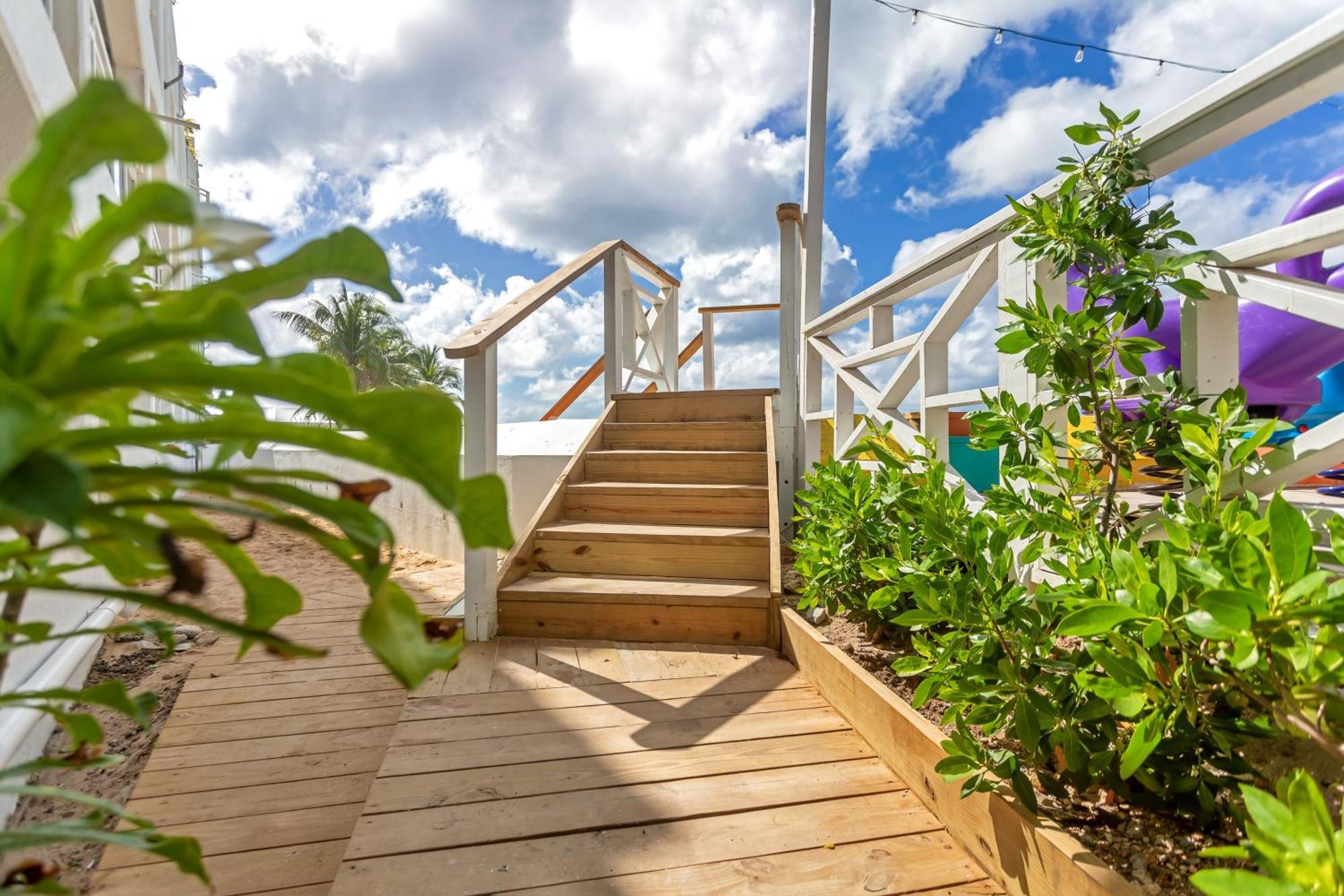 Maho Beach House - Petite Studio - Beach Access Екстериор снимка