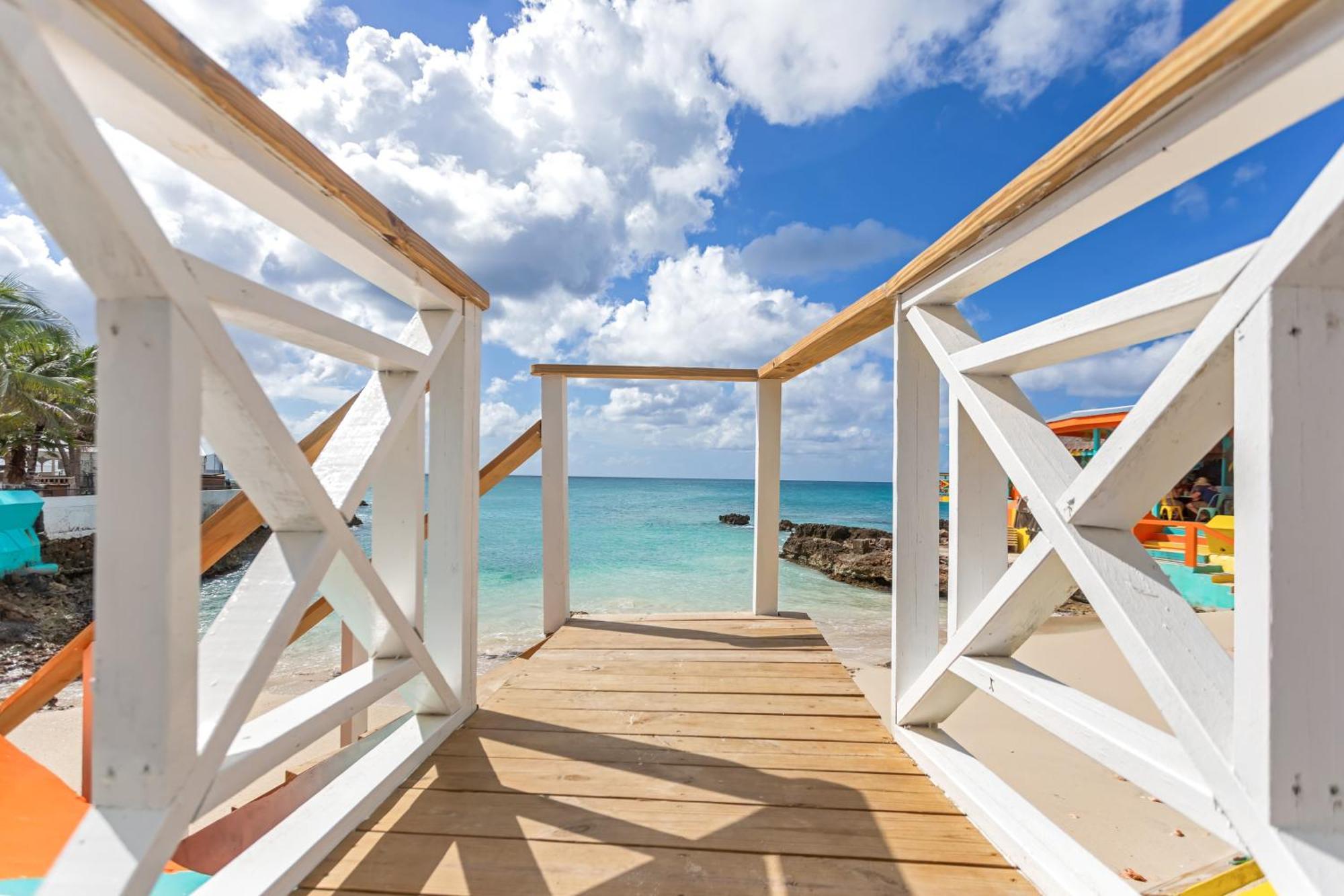 Maho Beach House - Petite Studio - Beach Access Екстериор снимка
